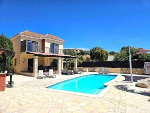 Villa for rent in Chloraka
